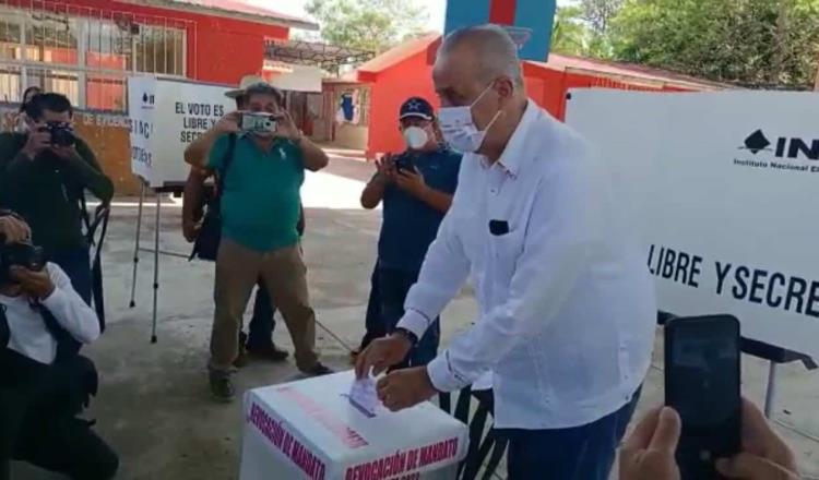 Emitió gobernador Merino su voto en proceso de Revocación de Mandato