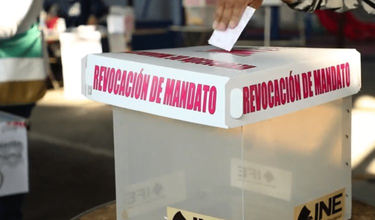 Mandatarios, funcionarios y legisladores emiten su voto en la Revocación de Mandato