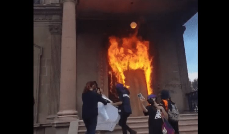 Colectivos prenden fuego a una de las entradas del Palacio de Gobierno de NL