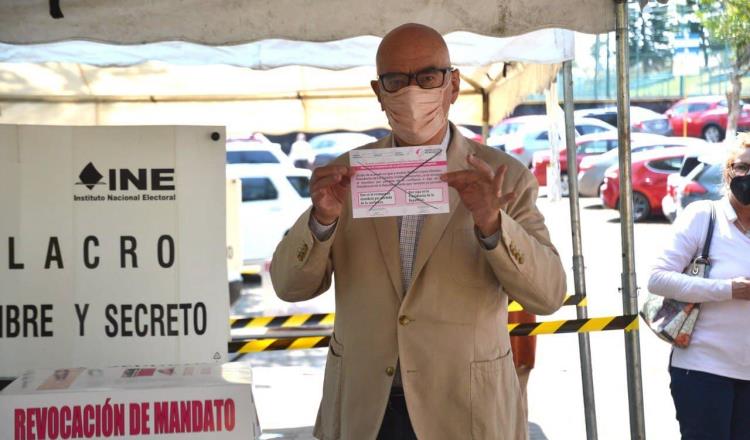 Acude Dante Delgado a votar en Revocación de Mandato… pero anula su voto