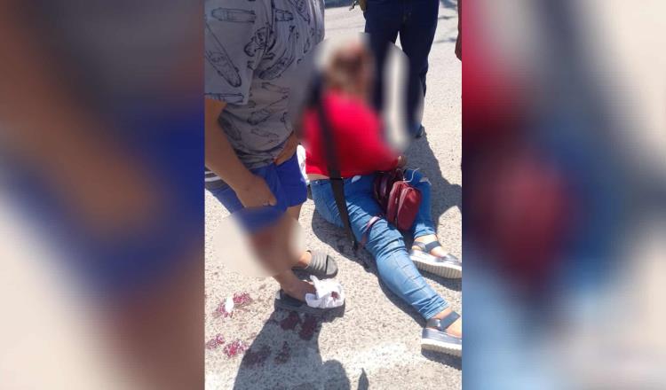 Mujer caminaba en Cárdenas… y es impactada por una camioneta