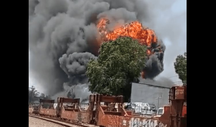 Explota y se incendia bodega en Veracruz; no se reportan personas lesionadas