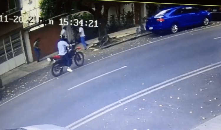 Asaltan y hieren de un balazo a cuentahabiente en CDMX