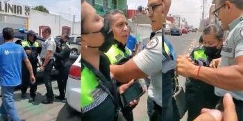 Exhiben a elemento de la GN golpeando a agentes de tránsito en Puebla... ¡Para evitar multa!