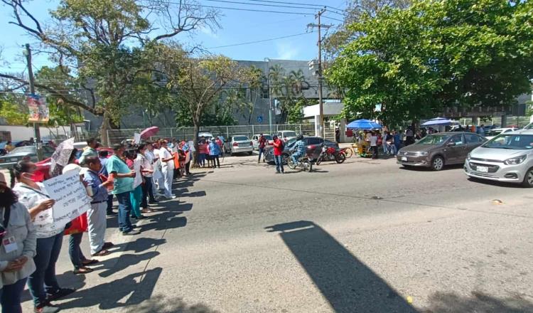 Sindicalizados del ISSSTE bloquean 27 de Febrero en protesta por nuevo hospital