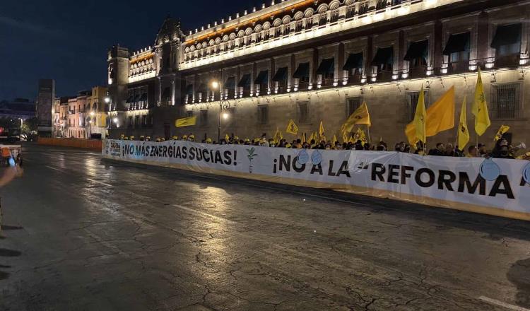 Perredistas protestan en Palacio Nacional… contra la ley Bartlett