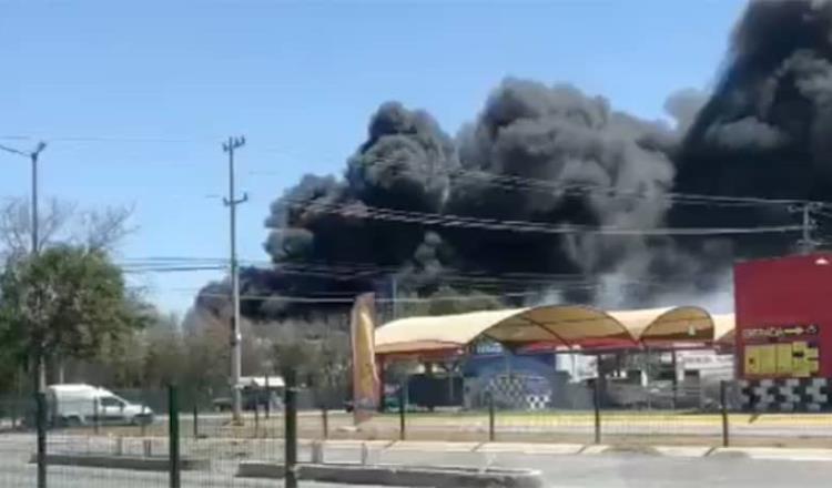 Bodegas de tarimas y plásticos se incendian en Apodaca, NL