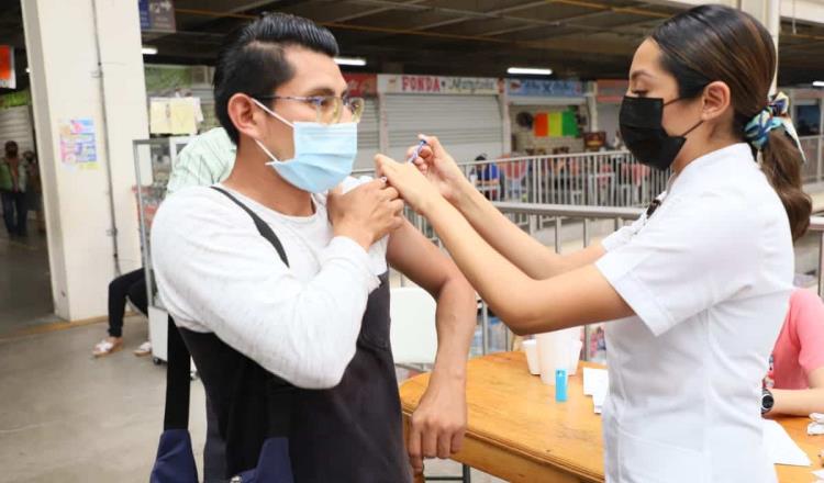 Instaló Salud módulos de vacunación contra el COVID-19 en mercados públicos