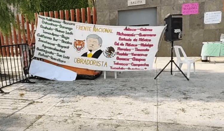 Obradoristas instalan plantón en San Lázaro y amagan con no dejar entrar a la oposición