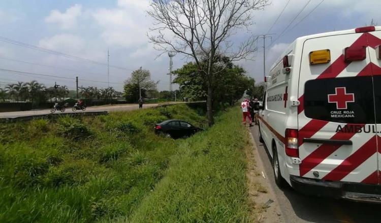 Automovilista pierde el control y se sale de la carretera Villahermosa-Cárdenas