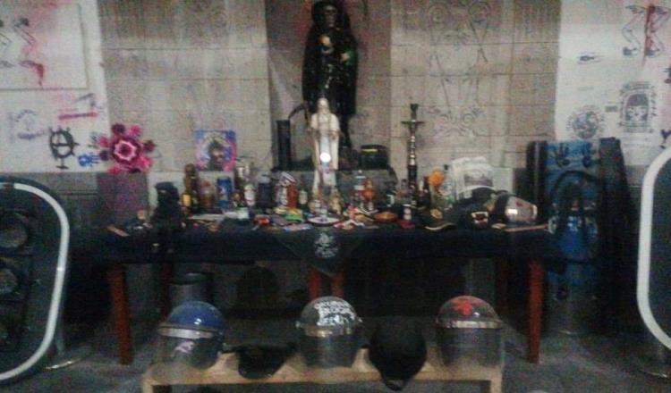 Tras recuperar edificio de CNDH, policías encuentran un altar a la Santa Muerte