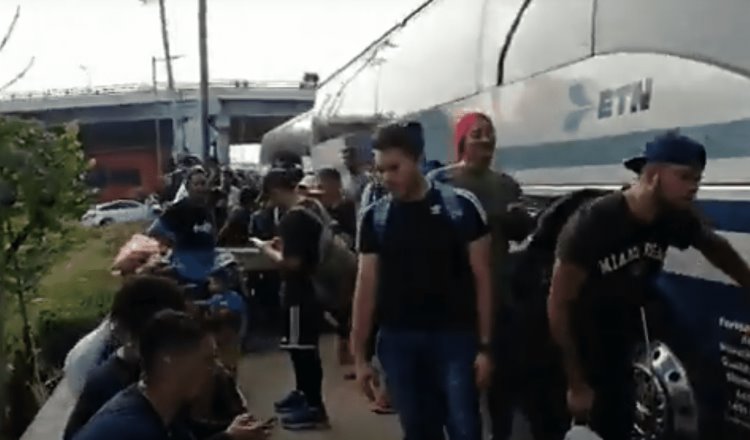 Traslada INM en autobuses a nueva caravana migrante que salió de Tapachula