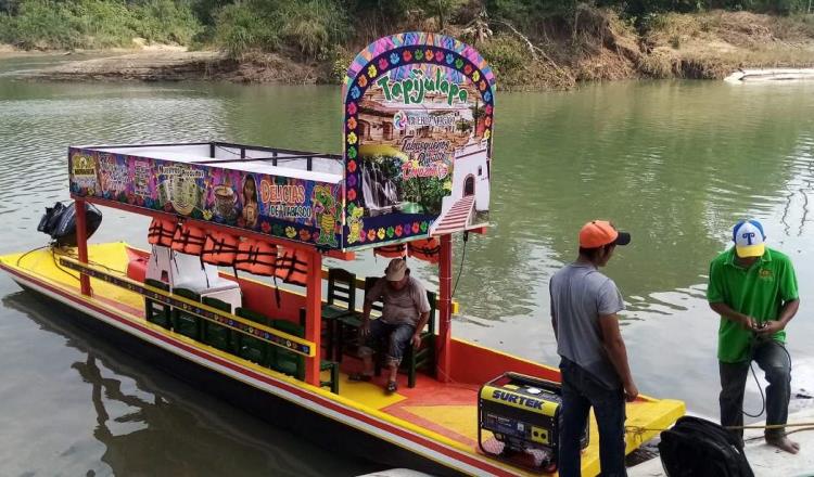 Llega a Tapijulapa la trajinera “El Madrugador” para paseos gratis a turistas