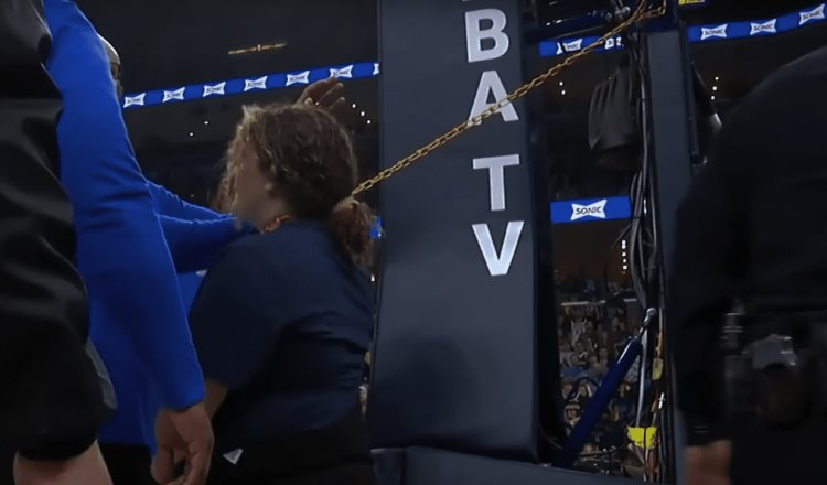 Mujer se encadena a canasta en partido de la NBA, en protesta contra ex dueño de los Timberwolves