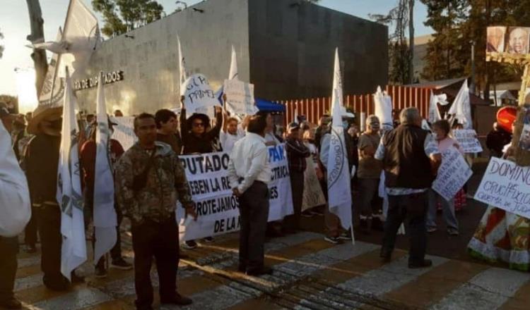 Simpatizantes de AMLO se plantan a las afueras de San Lázaro en apoyo a la Reforma Eléctrica