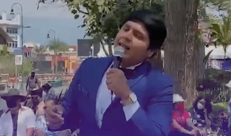 Joven canta como José José y sorprende en explanada de Xalapa, Veracruz