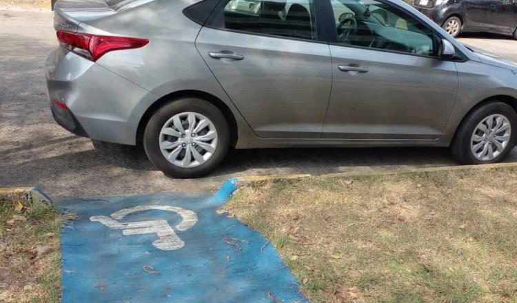 Infracciona PEC a 13 por estacionarse en espacios para personas con discapacidad