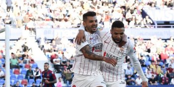 "Tecatito" Corona anota doblete que da el triunfo al Sevilla