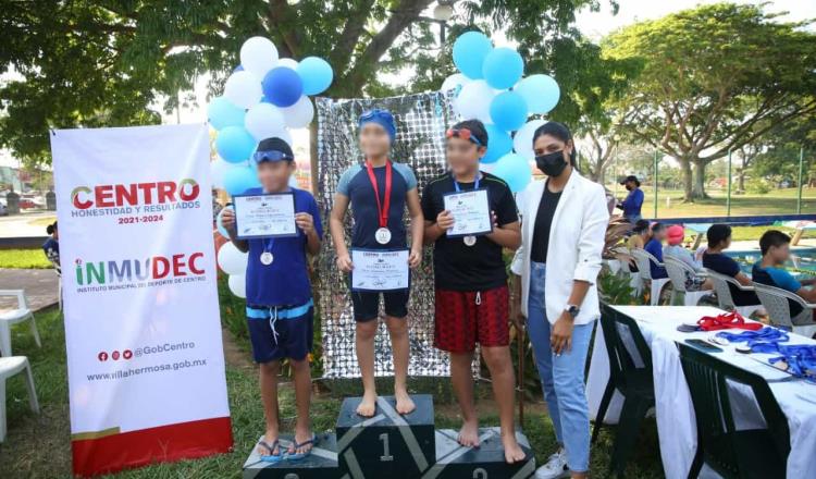 Niños y adolescentes nadadores reciben medallas tras competición en Centro