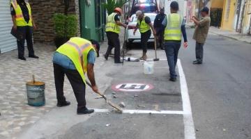 Retira PEC tubos colocados por particulares sobre una calle en Villahermosa