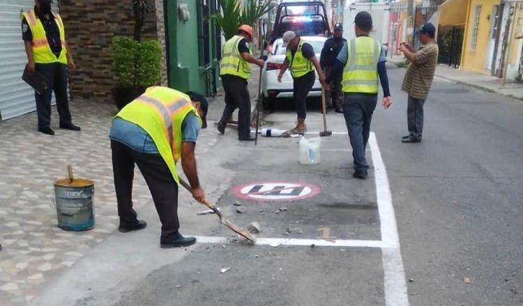 Retira PEC tubos colocados por particulares sobre una calle en Villahermosa