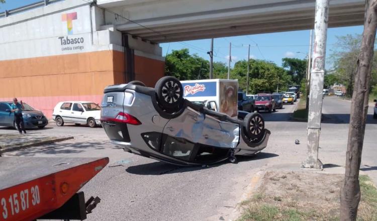 Vuelca camioneta en periférico a la altura de Pyasur