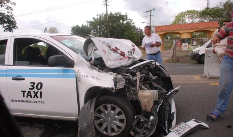 Taxi impacta a camioneta en la Villahermosa-Macuspana
