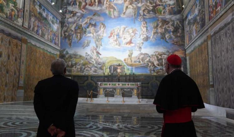 Visita AMLO réplica de la Capilla Sixtina en el Zócalo capitalino