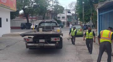 Despeja PEC vialidades de autos abandonados