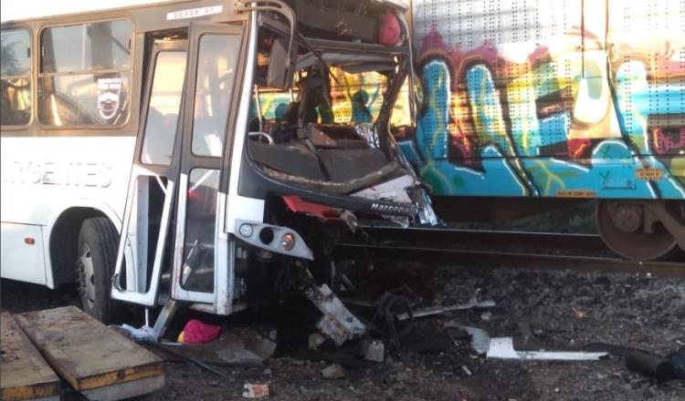 Tren arrolla a autobús en carretera Atlacomulco-Tula