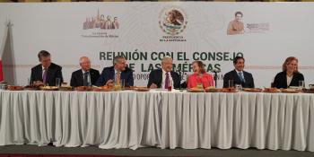 Habla AMLO con empresarios sobre inversión extranjera durante cena en Palacio Nacional