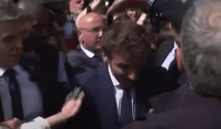 Lanzan tomates a Macron en su primer acto tras las elecciones presidenciales de Francia