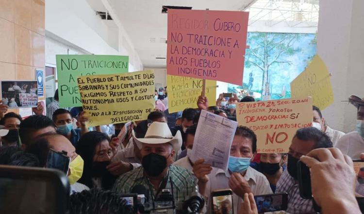Protestan indígenas en ayuntamiento de Centro por ‘Ley Dedazo’