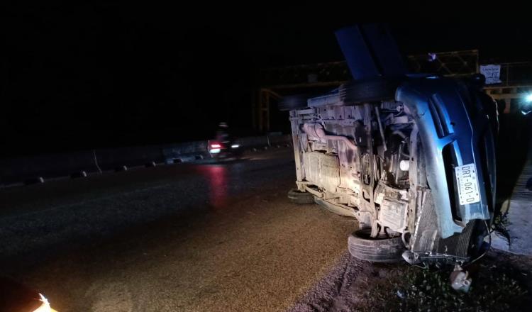 Vuelca camioneta tras chocar con muros de contención fuera de lugar en la Nacajuca - Villahermosa
