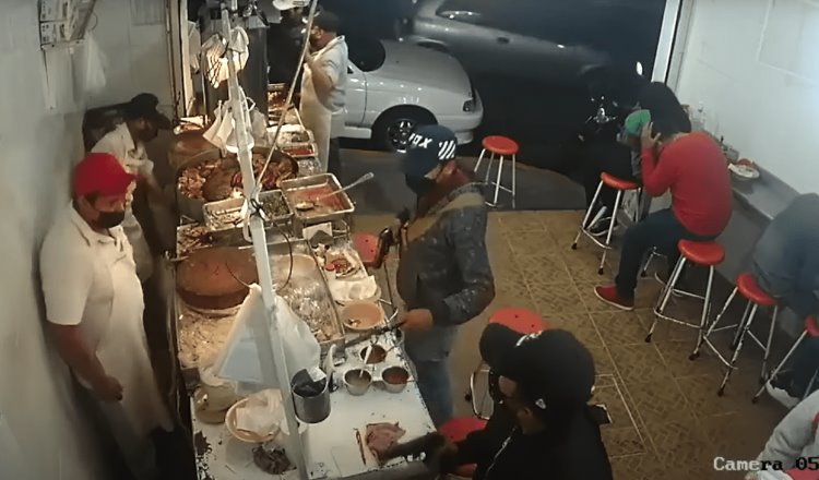 Asaltantes golpean a comensales y taqueros en un negocio de Naucalpan