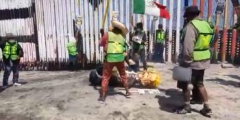 Queman piñata de Trump durante protesta a favor de migrantes en la frontera de México