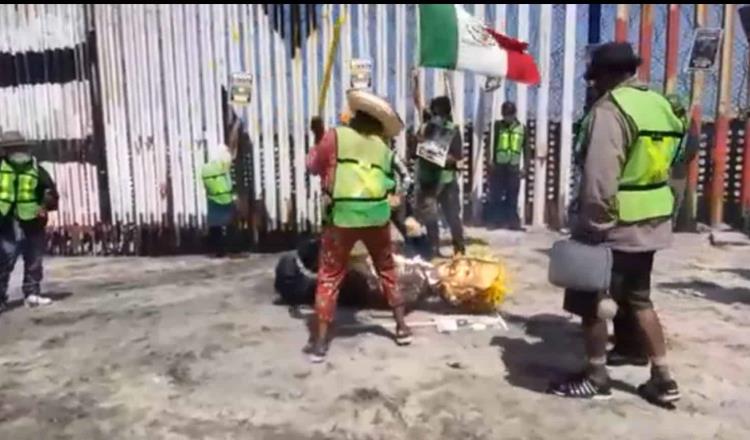 Queman piñata de Trump durante protesta a favor de migrantes en la frontera de México