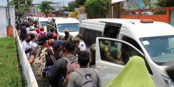 Caravana migrante que salió de Tapachula se entrega al INM