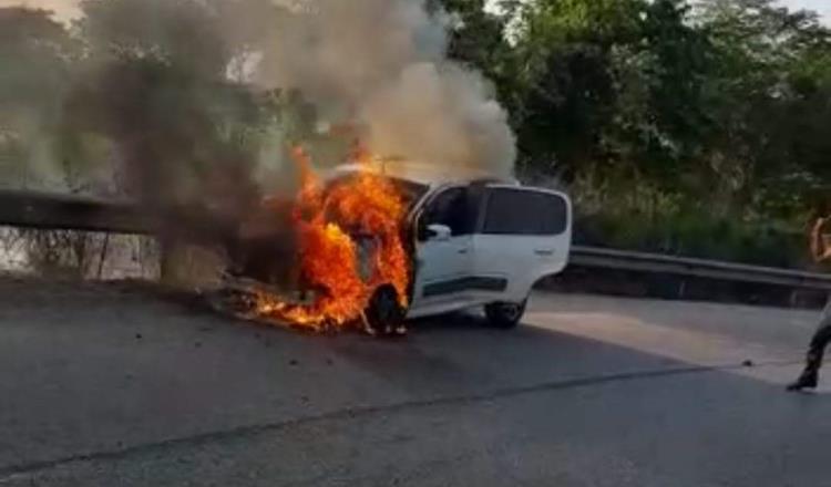 Se incendia auto en la salida a Nacajuca; tripulante sale ilesa