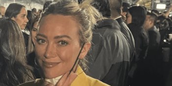 Captan a Hilary Duff en concierto de The Killers en México