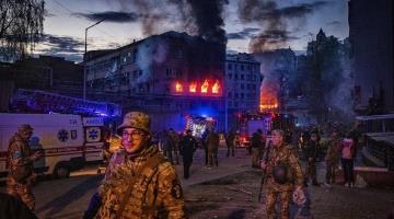 Evacuan a civiles de la planta de acero de Mariúpol, tras ataque de Rusia