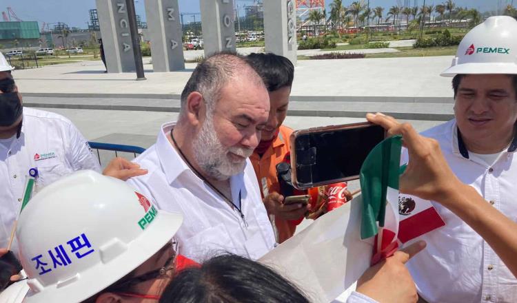 El actor Jesús Ochoa acude a la refinería Olmeca en Dos Bocas; da autógrafos y saluda al presidente