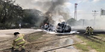 Explota pipa frente a instalaciones de Pemex en Veracruz