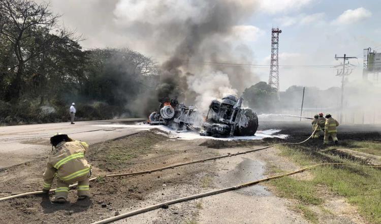 Explota pipa frente a instalaciones de Pemex en Veracruz