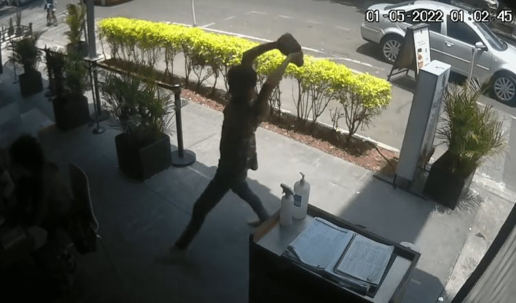 Detienen a sujeto que golpeó con una piedra a menor en restaurante de CDMX
