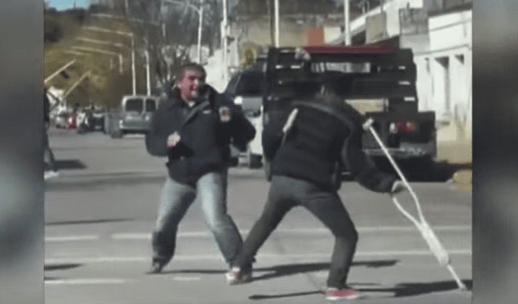 Hombre en muletas sale corriendo tras pelear con otro sujeto… en Argentina