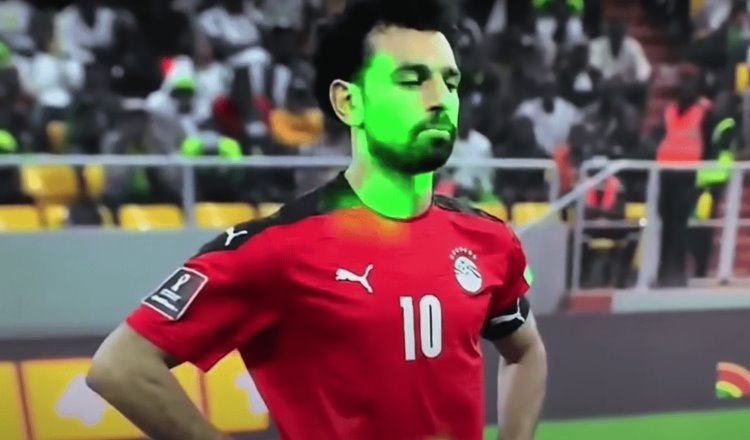 Sancionan a Senegal por distraer con láseres a Mo Salah en la Eliminatoria Africana