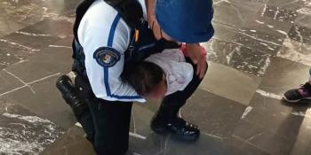 Policías salvan a bebé que no podía respirar, en el metro Pantitlán de la CDMX