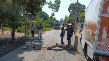 Vecinos cierran carretera en Ixtacomitán para impedir paso a camiones pesados