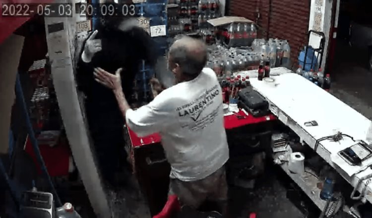 Empujan a adulto mayor durante asalto a una tienda de Chetumal, Q. Roo